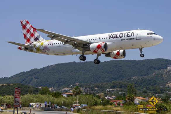 Airbus A320-214